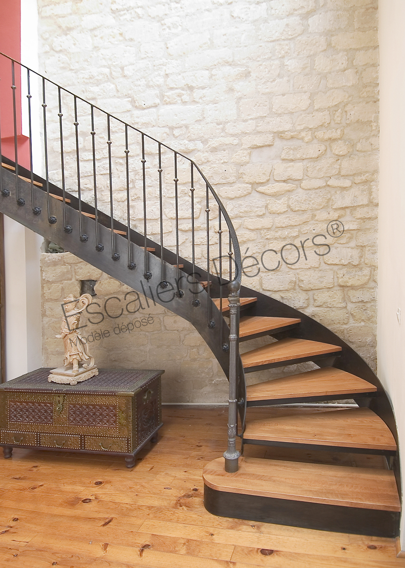 Photo DT33 - ESCA'DROIT® 1/4 Tournant Bas. Escalier d'intérieur balancé métal et bois style 'bistrot' pour une décoration classique.